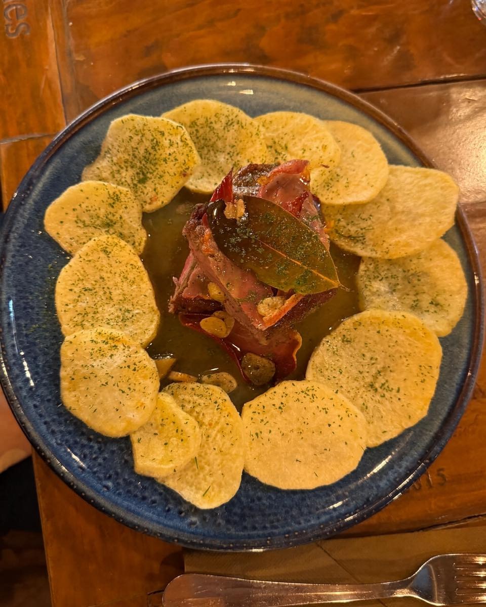 Pratos Assinatura ALVOR WINE - Cozinha portuguesa contemporânea com ingredientes frescos do Algarve, peixe e mariscos premium