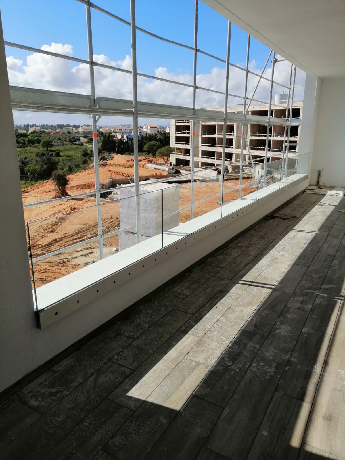 Fachada de vidro em edifício moderno