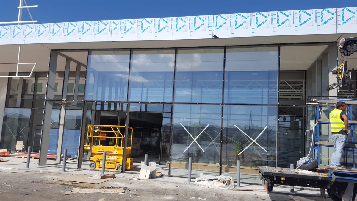 Fachada de vidro em edifício moderno