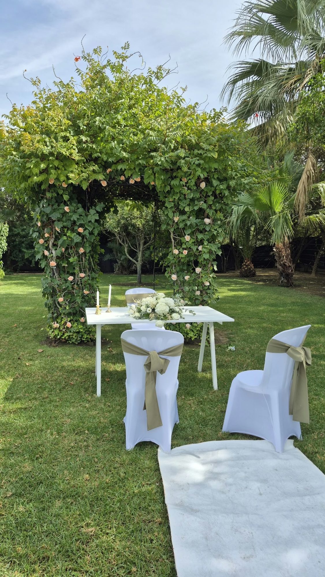 Altar em jardim com flores