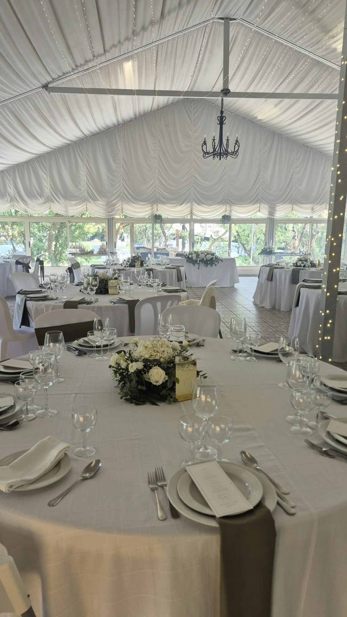 Mesa elegante sob tenda branca