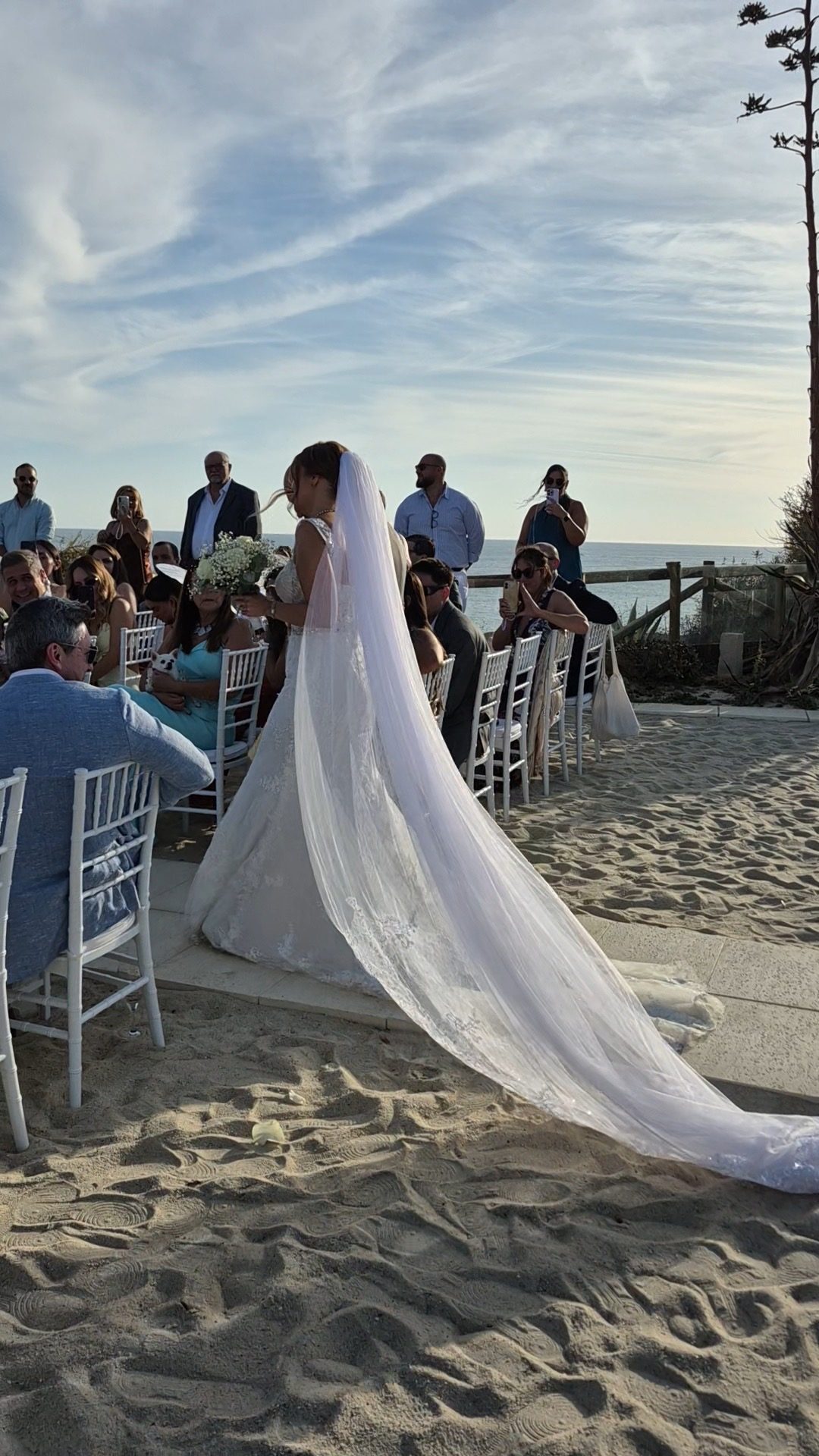 Noiva na areia durante a cerimónia