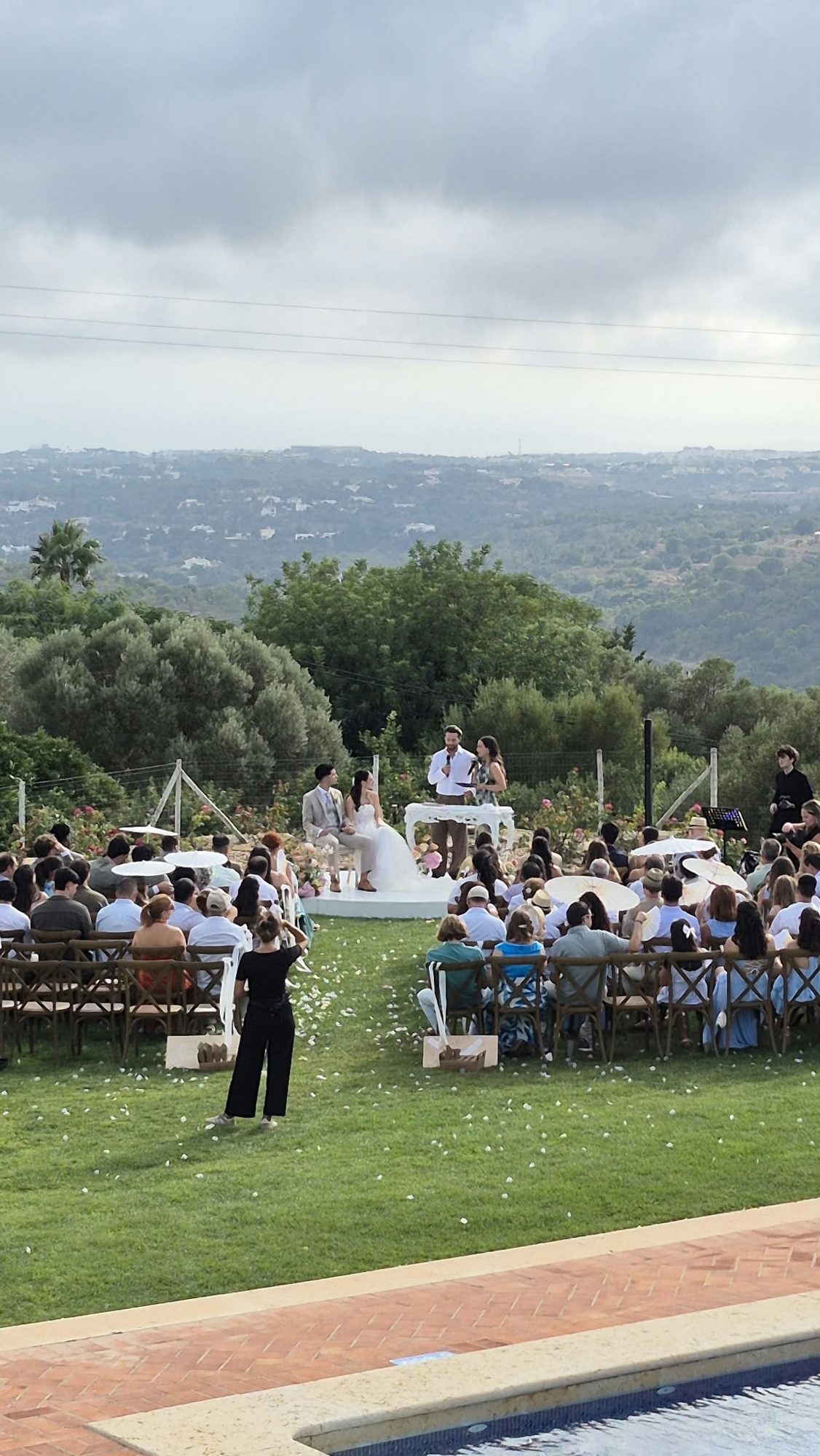 Cerimónia em jardim com vista de vale