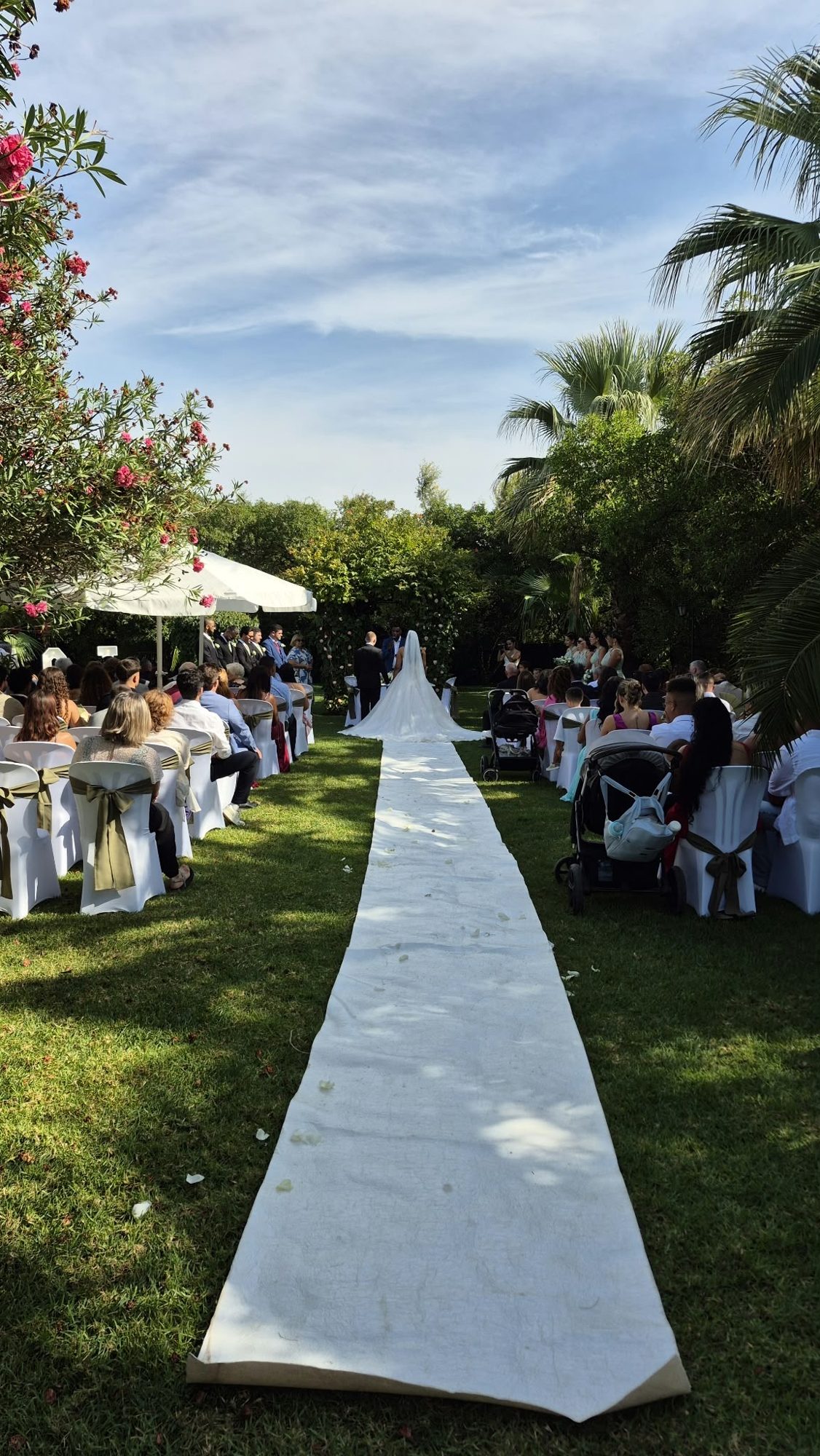 Corredor branco entre convidados no jardim