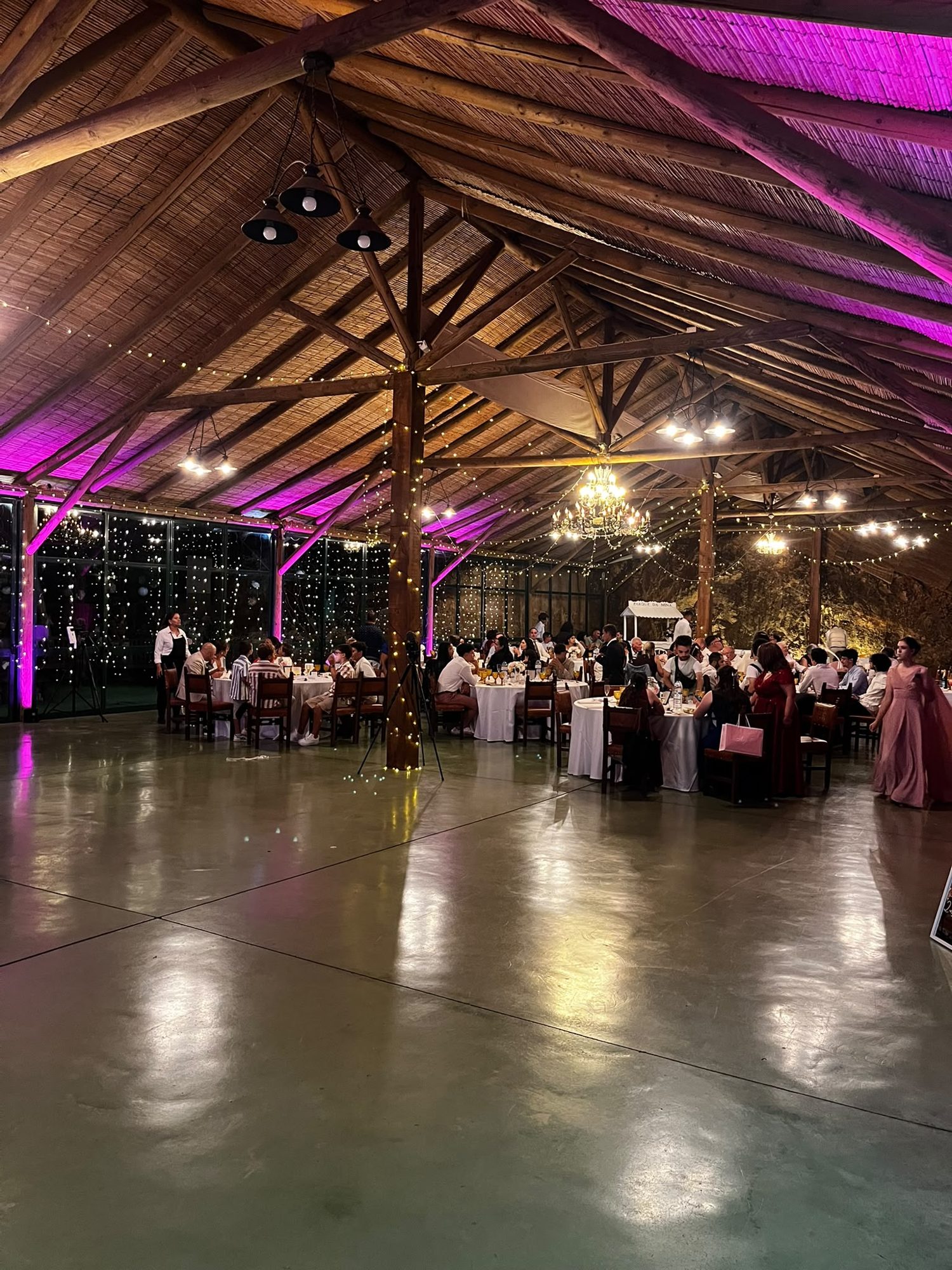 Jantar no salão de madeira com luz rosa
