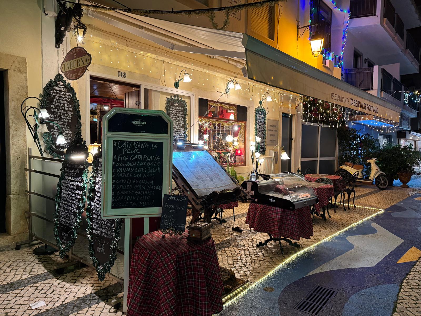 Interior da Taberna de Portimão com garrafeira e decoração rústica tradicional portuguesa