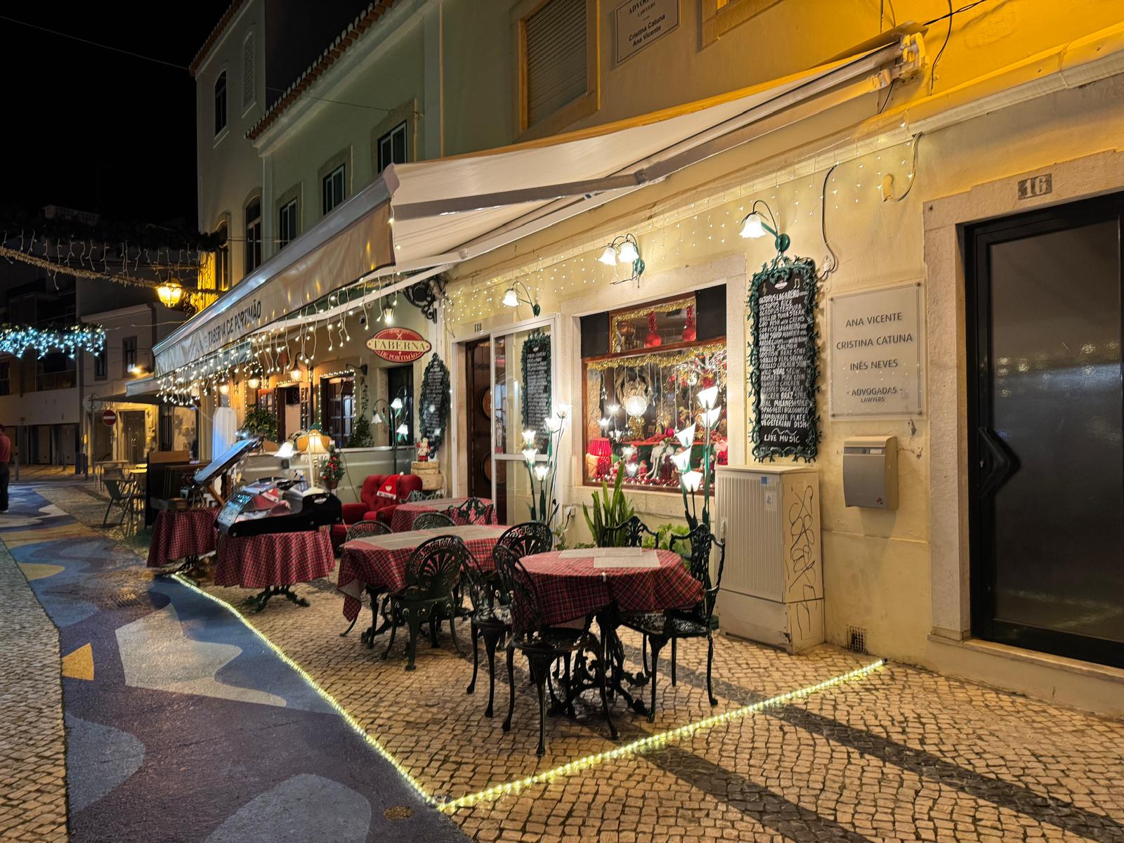 Pratos típicos portugueses servidos na Taberna de Portimão, Algarve — comida à discrição